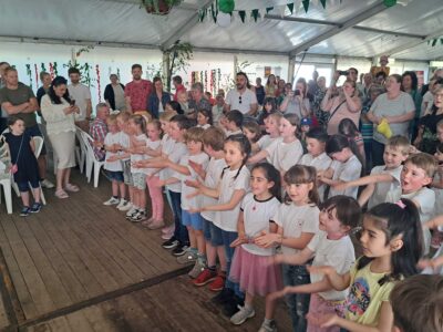 Auftritt der Klassen 1a und 1b auf dem Dumter Schützenfest