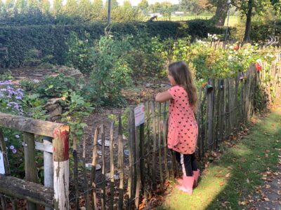 Unser Schulgarten, von Kindern und der Gartenbauerin Vera Menzel betreut